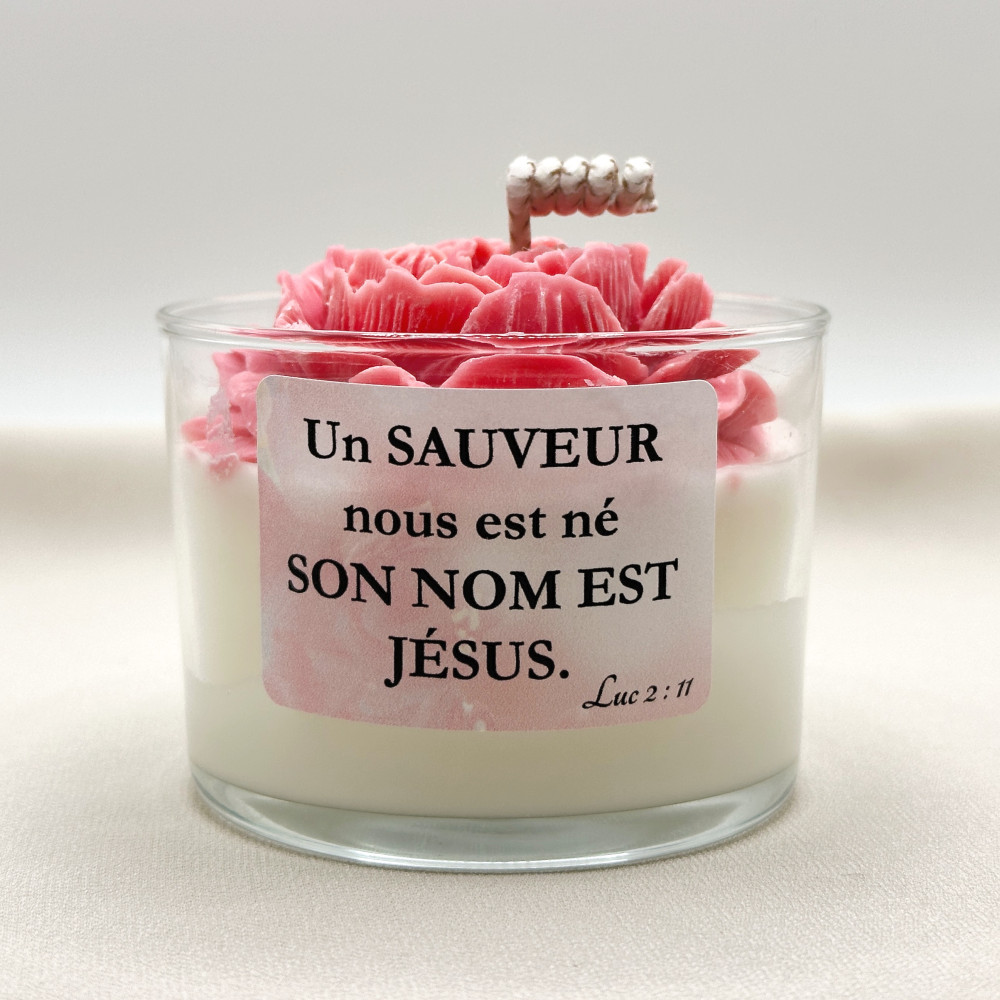 Bougie Pivoine « Un Sauveur nous est né » Luc 2.11 - Parfum Amor mio"."