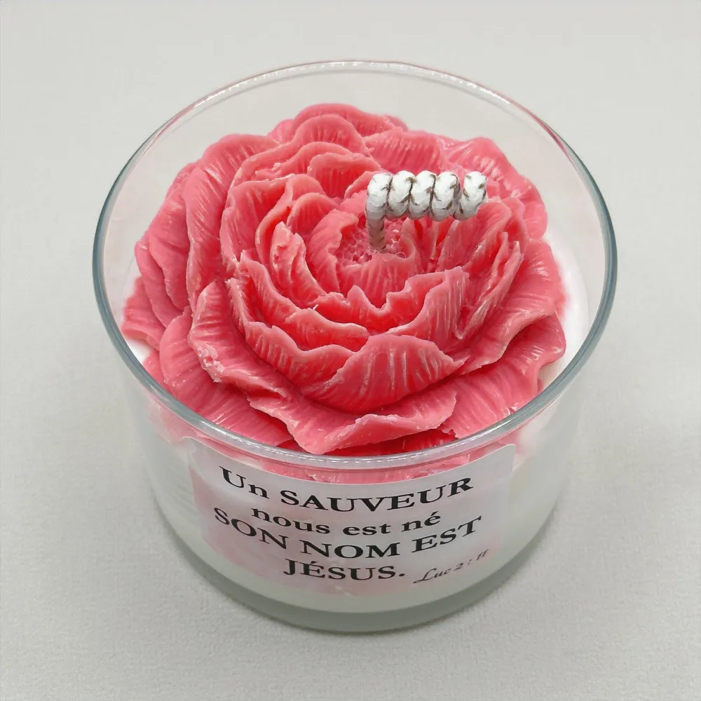 Bougie Pivoine « Un Sauveur nous est né » Luc 2.11 - Parfum Amor mio"."