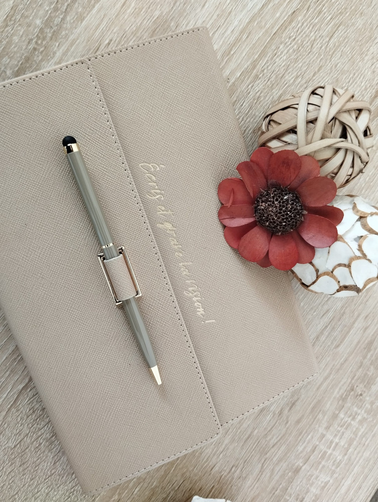 Porte carnet de notes en similicuir crème avec son stylo assorti