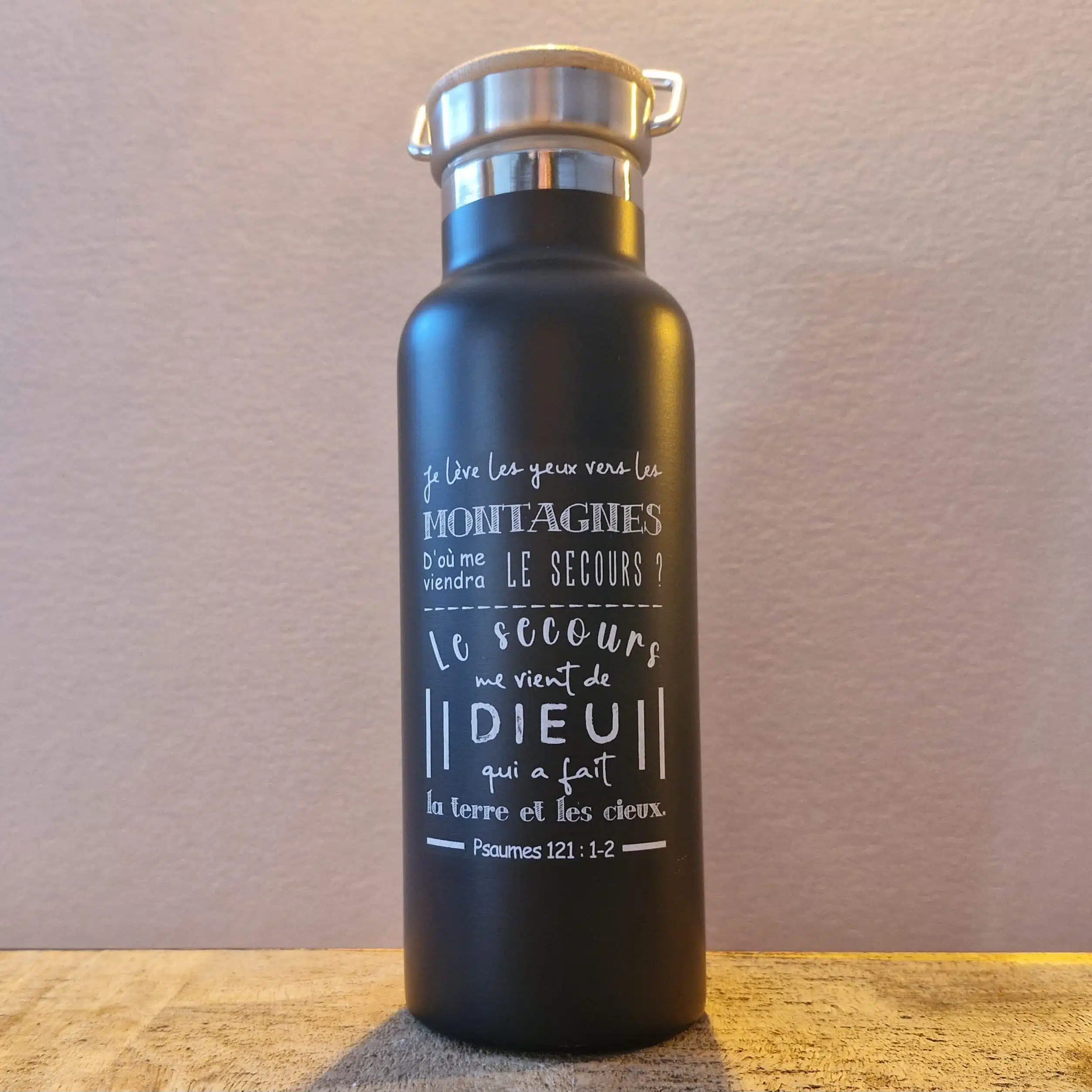 Bouteille isotherme noire, façon pot à lait, couvercle bambou à vis - Je lève les yeux vers les...