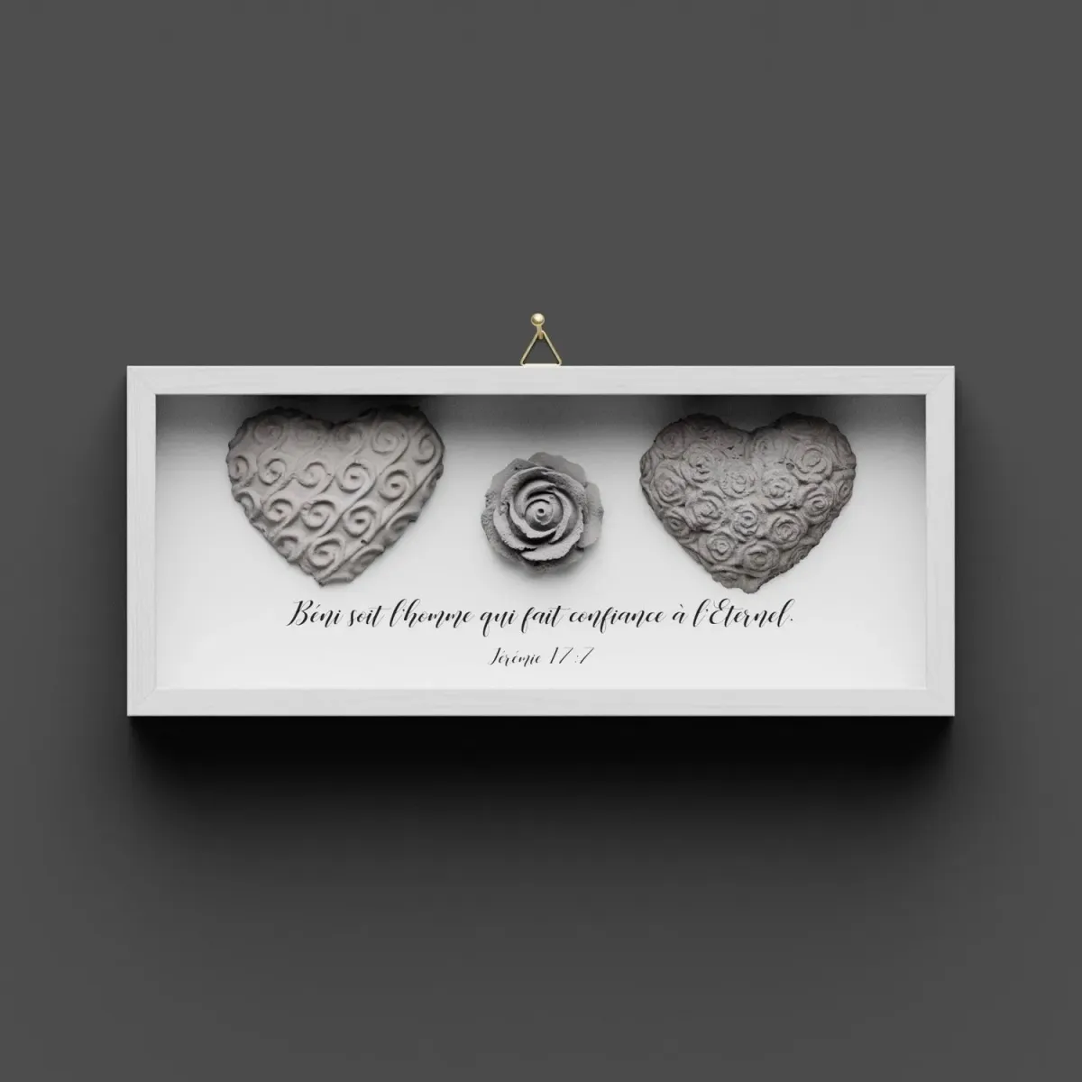 Cadre en bois - "Béni soit l'homme…" Jérémie 17.7 - peint en blanc, avec crochets, coeurs en béton