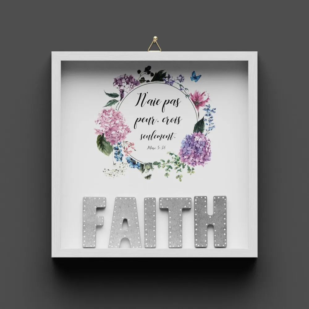 Cadre en bois FAITH - lettres ciment décor points blancs, cadre peint en blanc, avec crochet