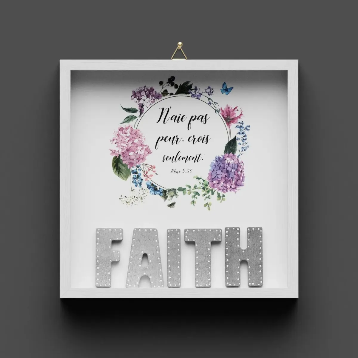 Cadre en bois FAITH - lettres ciment décor points blancs, cadre peint en blanc, avec crochet