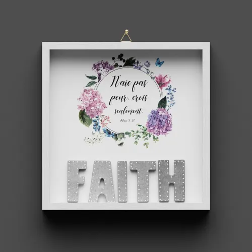 Cadre en bois FAITH - lettres ciment décor points blancs, cadre peint en blanc, avec crochet