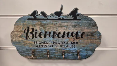 Cadre bois accroche-clés Bienvenue - "Seigneur ! Protège-moi à l'ombre de tes ailes" Psaume 17.8