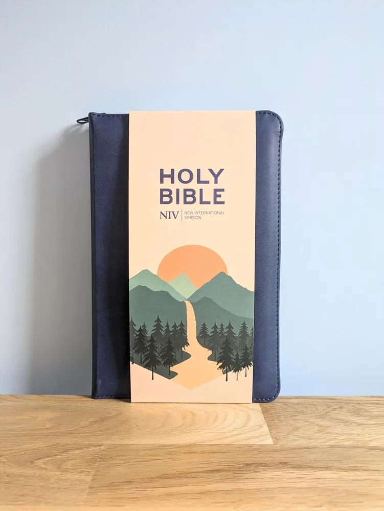 Anglais, Bible NIV, caractères élargis, moyen format, bleu marine, fermeture éclair - NIV Larger...