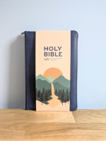 Anglais, Bible NIV, caractères élargis, moyen format, bleu marine, fermeture éclair - NIV Larger...