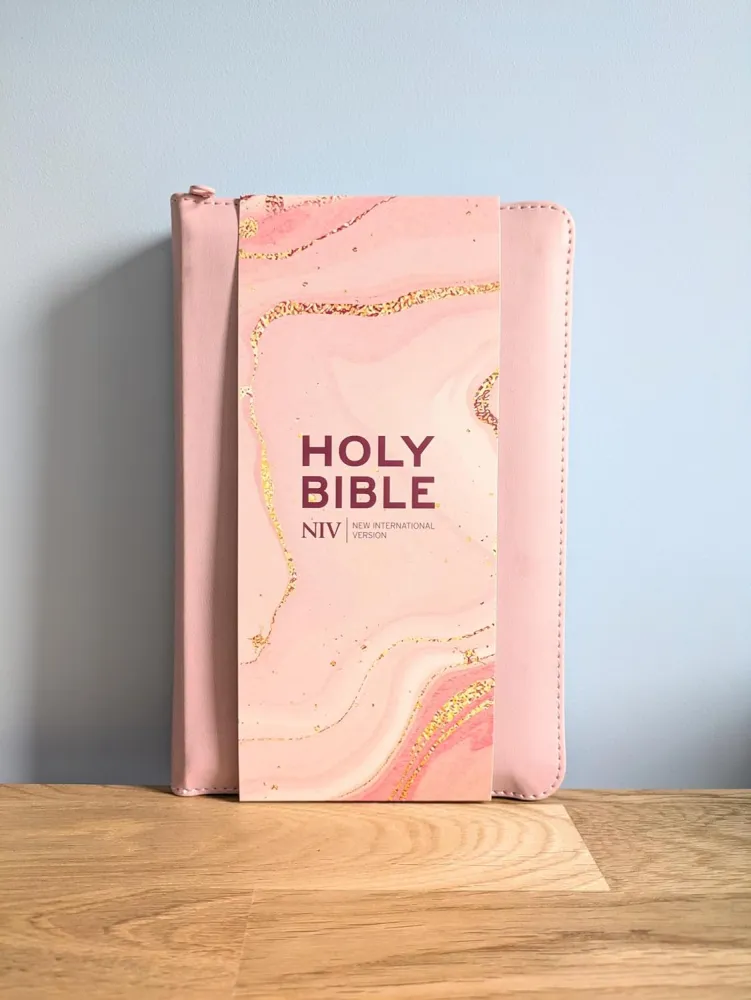 Anglais, Bible NIV, caractères élargis, moyen format, rose pastel, fermeture éclair - NIV Larger...
