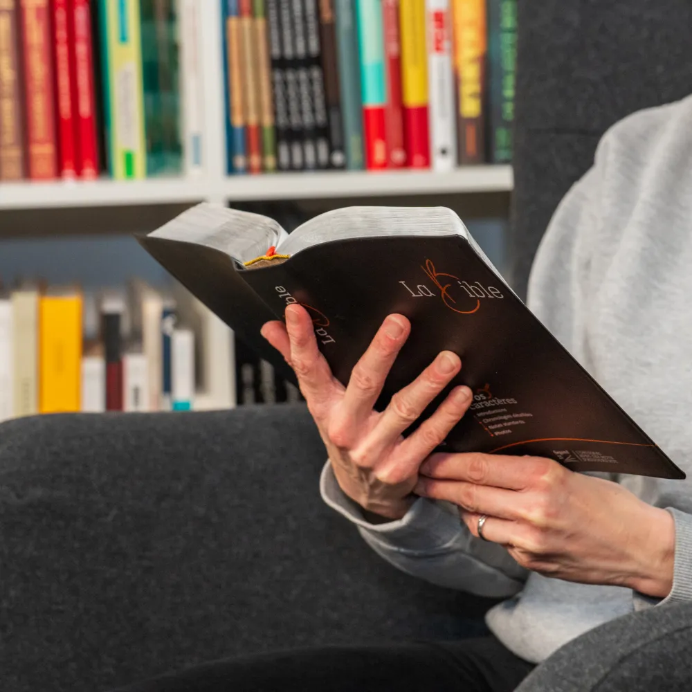 Bible Segond 21, gros caractères - couverture souple noire en fibrocuir, tranche argentée