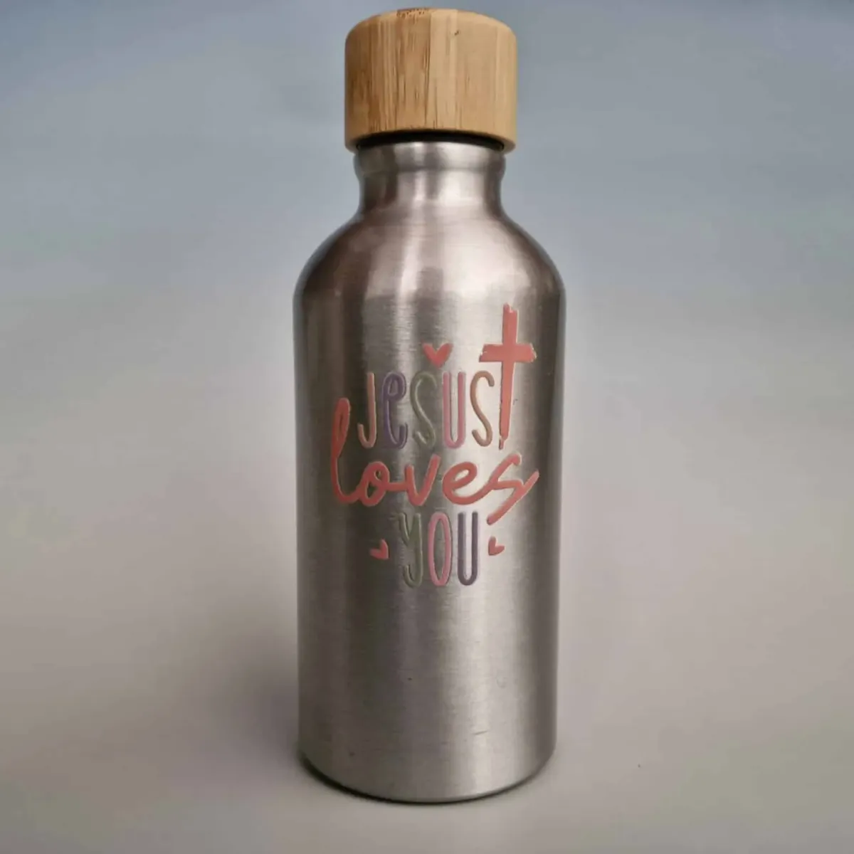 Petite Gourde argent, bouchon bambou « Jesus loves you »