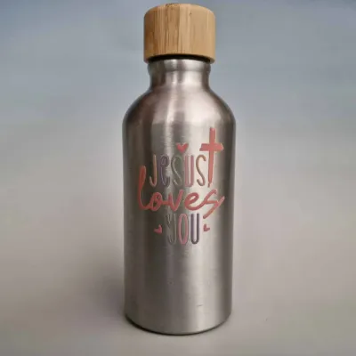 Petite Gourde argent, bouchon bambou « Jesus loves you »