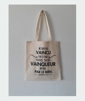 Tote bag "Ne sois pas vaincu par le mal […]" Romains 12:21 - diverses couleurs