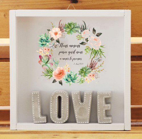 Cadre en bois LOVE - lettres ciment décor points blancs, cadre peint en blanc, avec crochet