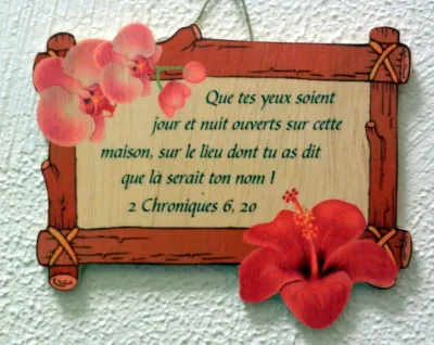 Bois, cadre avec fleurs, Christ est le chef de cette maison […]