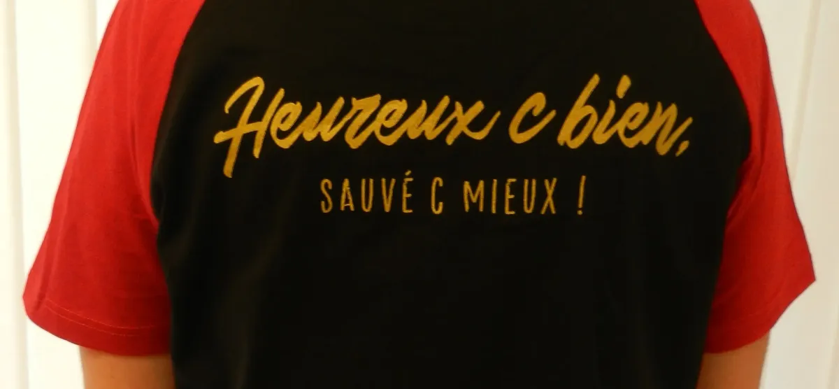 Jésus sauve + Heureux - T-Shirt noir manches rouges