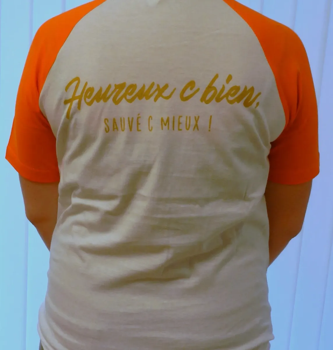 Jésus sauve + Heureux - T-Shirt blanc manches oranges